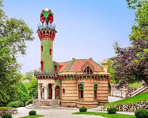 david cardelus captures antoni gaudí's el capricho