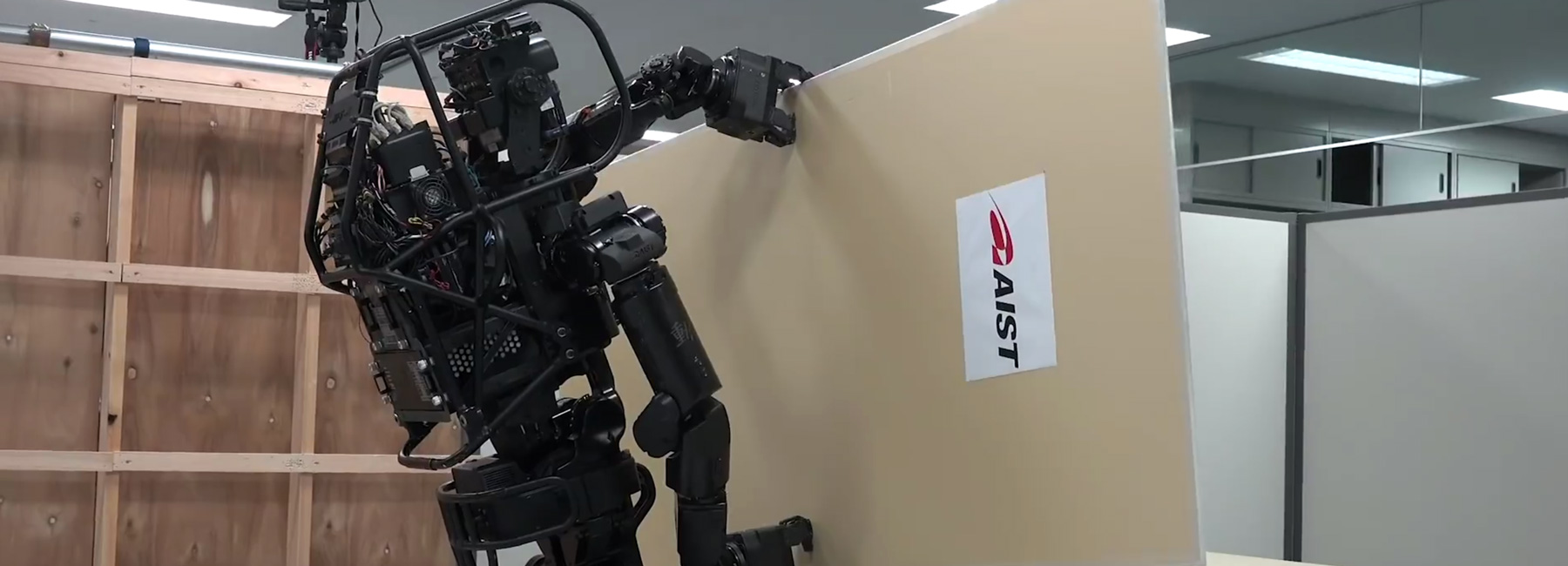 humanoid construction robot HRP5P is capable of installing walls and