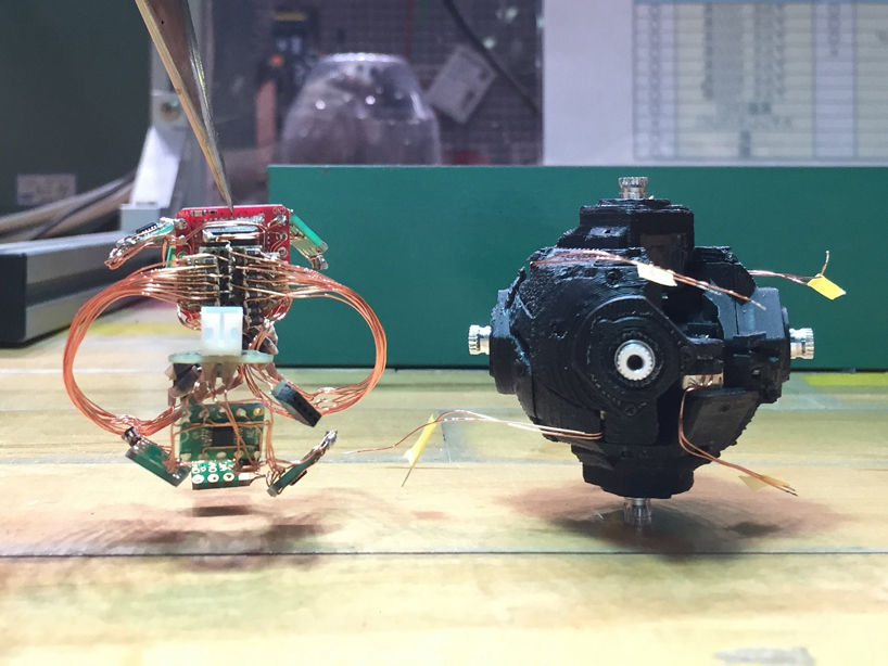 this self-solving rubik's cube is powered by a custom 3D-printed core