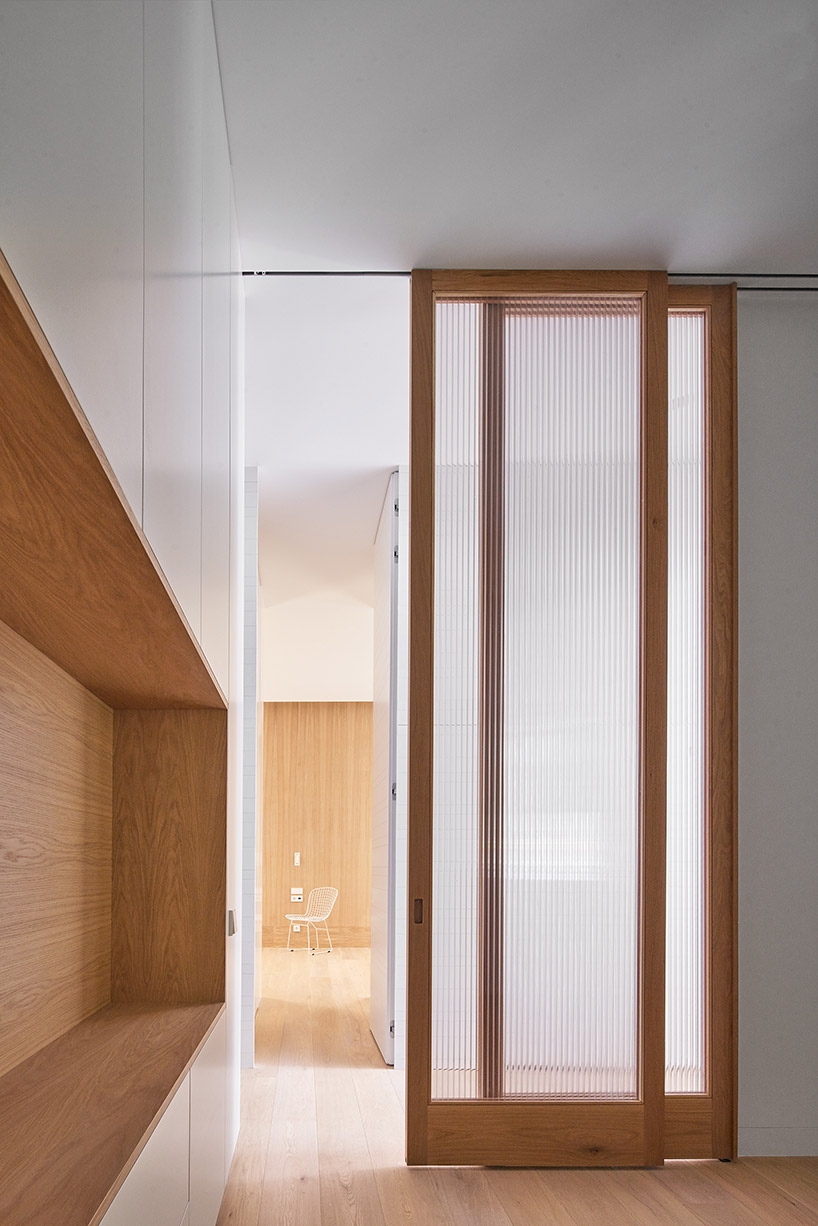 lucas y hernández-gil completes a madrid apartment with a coral-painted metal shelf designboom