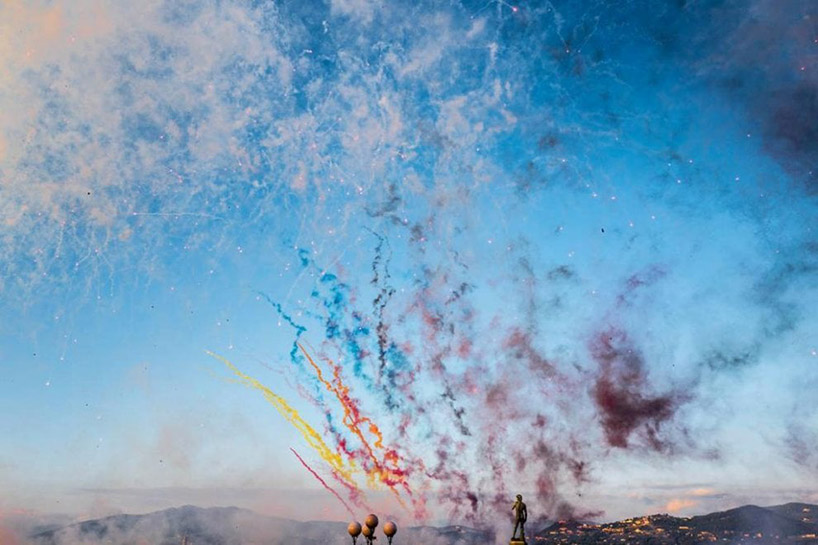 cai guo qiang lights florence's sky with 50,000 fireworks that resemble flowers designboom