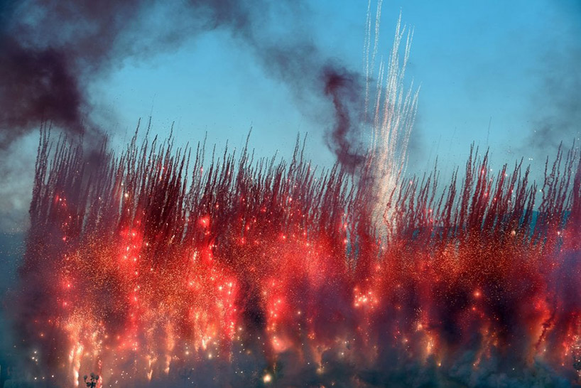 cai guo qiang lights florence's sky with 50,000 fireworks that resemble flowers designboom