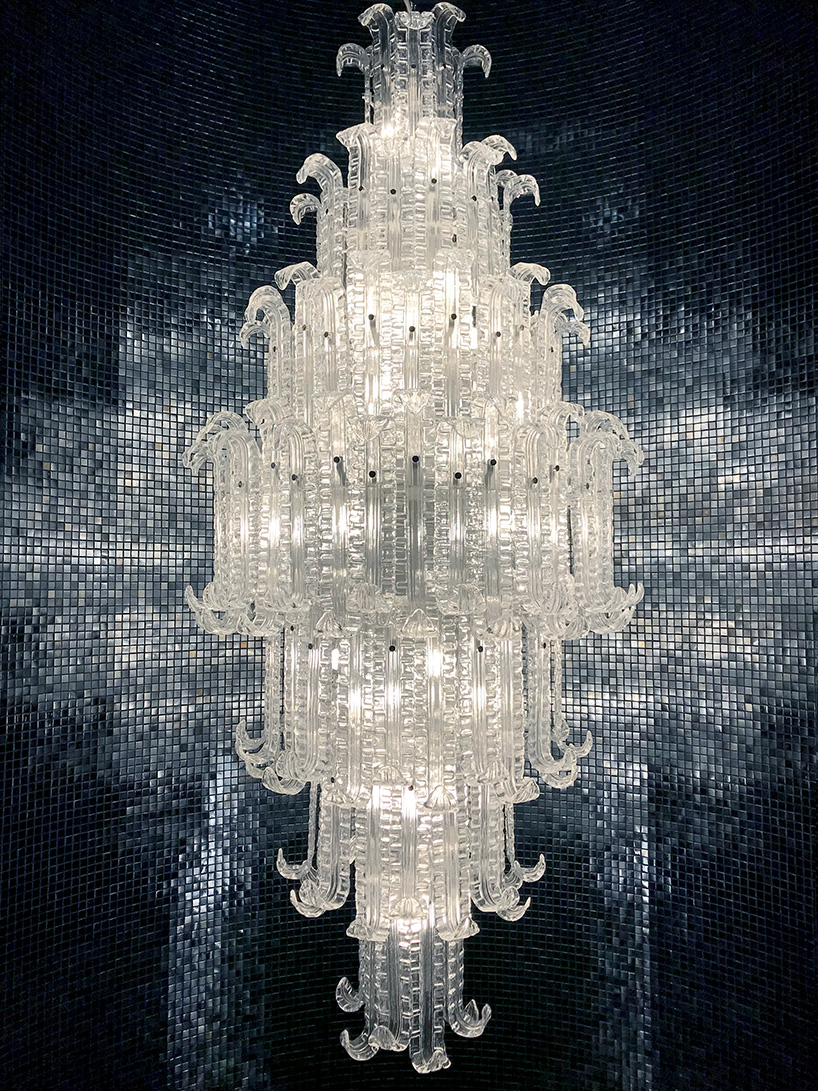 calvi brambilla transforms venetian palazzo into barovier&toso's luxurious glass showroom designboom