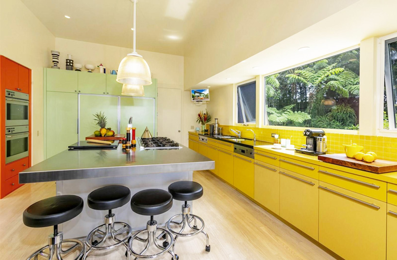 ettore sottsass-designed maui retreat is memphis through and through casa olabeunaga