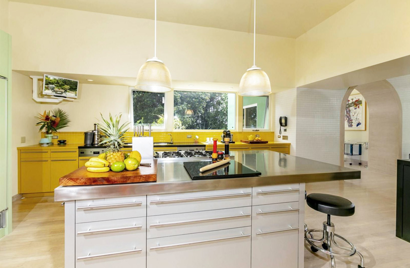 ettore sottsass-designed maui retreat is memphis through and through casa olabeunaga