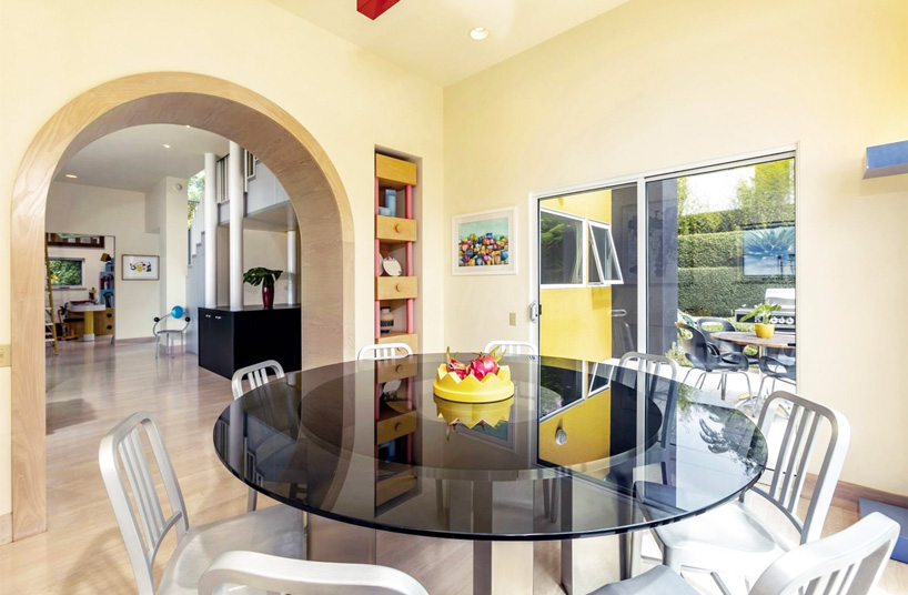 ettore sottsass-designed maui retreat is memphis through and through casa olabeunaga