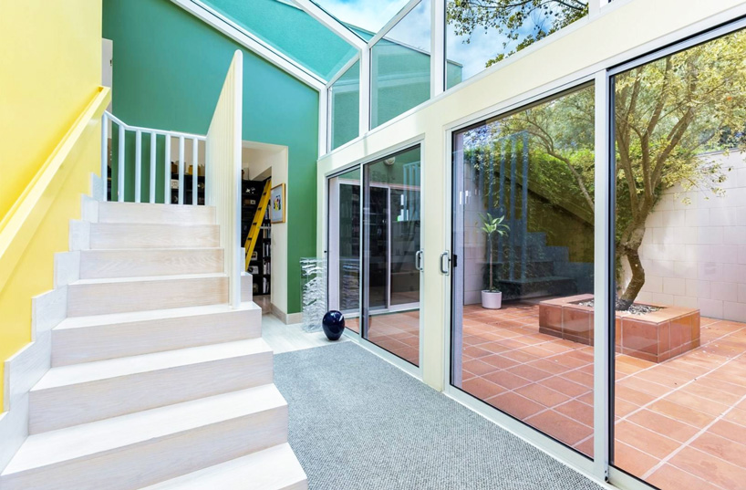 ettore sottsass-designed maui retreat is memphis through and through casa olabeunaga