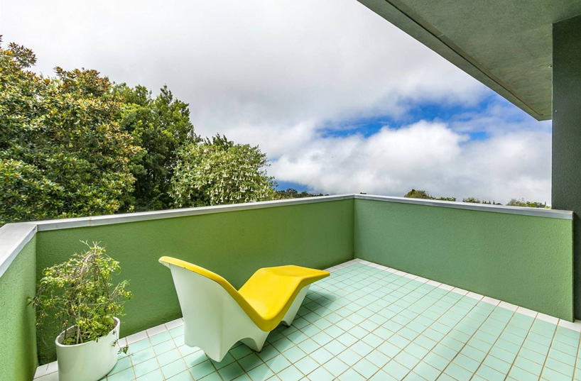 ettore sottsass-designed maui retreat is memphis through and through casa olabeunaga