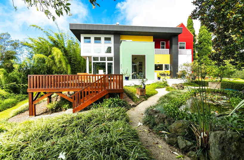 ettore sottsass-designed maui retreat is memphis through and through casa olabeunaga