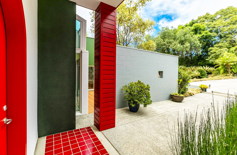 ettore sottsass-designed maui retreat is memphis through and through casa olabeunaga