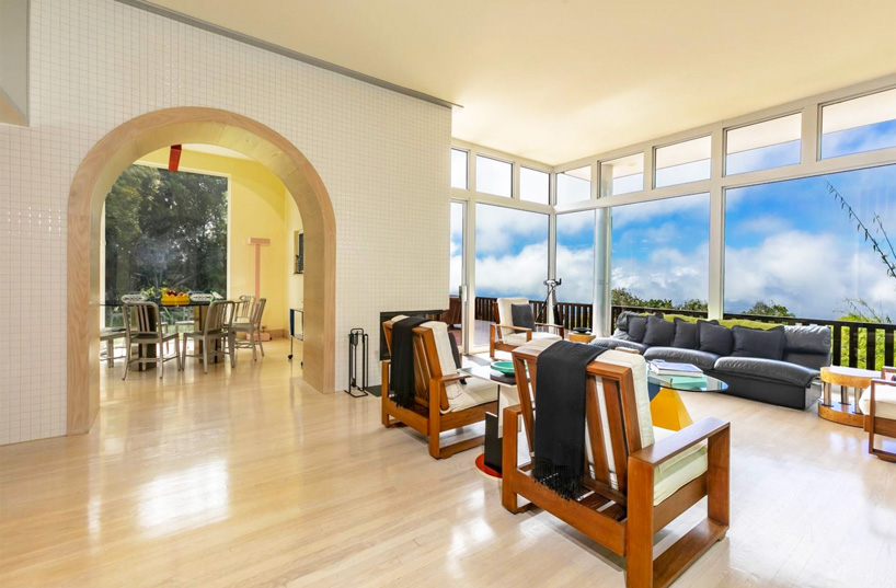 ettore sottsass-designed maui retreat is memphis through and through casa olabeunaga