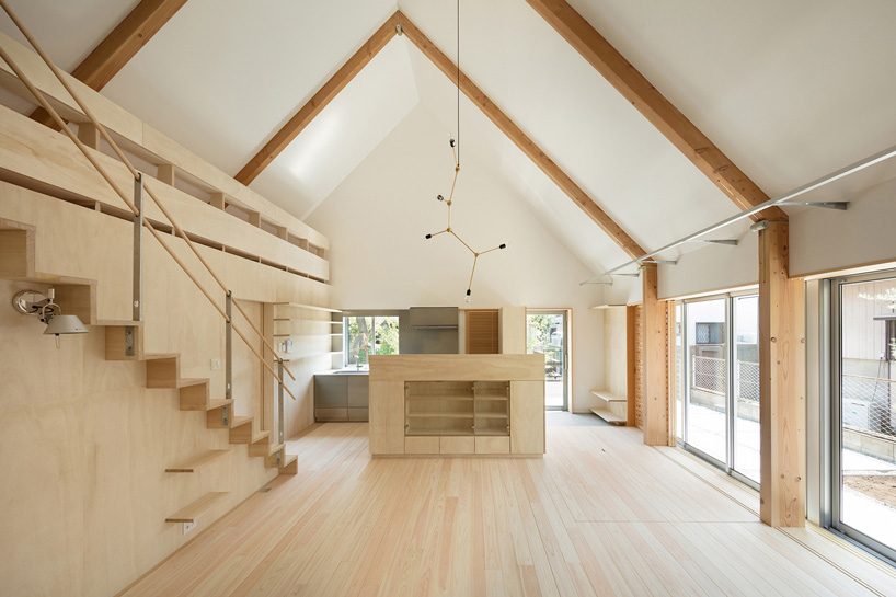  mio tachibana architects completes 'hinge' house with a gable roof & paulownia wood