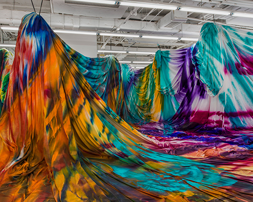 katharina grosse presents 'mumbling mud' exhibition in shanghai