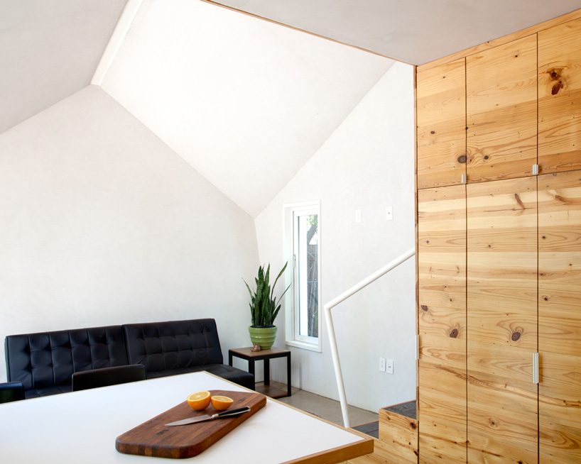 studio 512 clads the angled walls of this texas guesthouse in reclaimed cedar shakes - 11