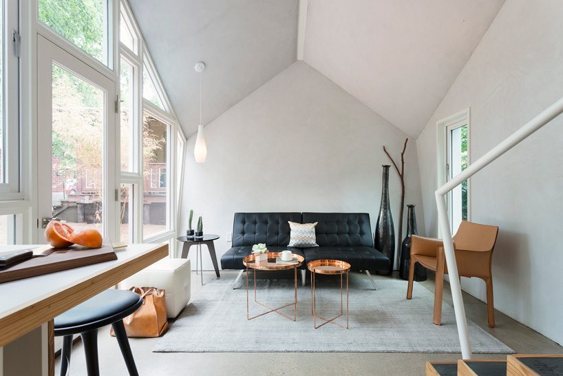 studio 512 clads the angled walls of this texas guesthouse in reclaimed cedar shakes - 3