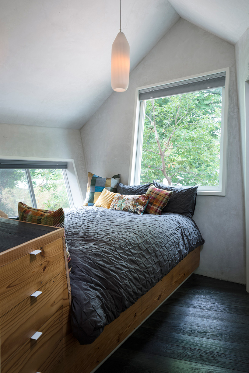 studio 512 clads the angled walls of this texas guesthouse in reclaimed cedar shakes - 8
