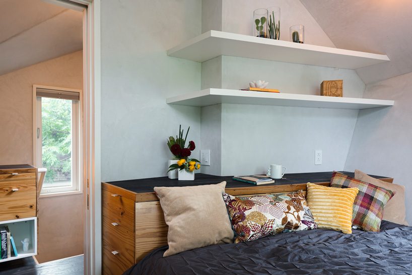 studio 512 clads the angled walls of this texas guesthouse in reclaimed cedar shakes - 9
