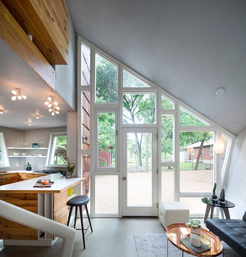 studio 512 clads the angled walls of this texas guesthouse in reclaimed cedar shakes - 4