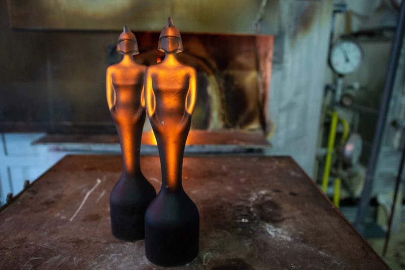 david adjaye designs BRIT awards 2019 statue cast in solid glass designboom