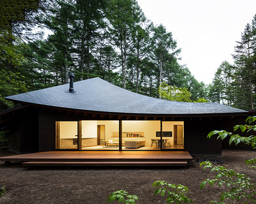 this weekend villa in japan resembles a pile of leaves, by KIAS