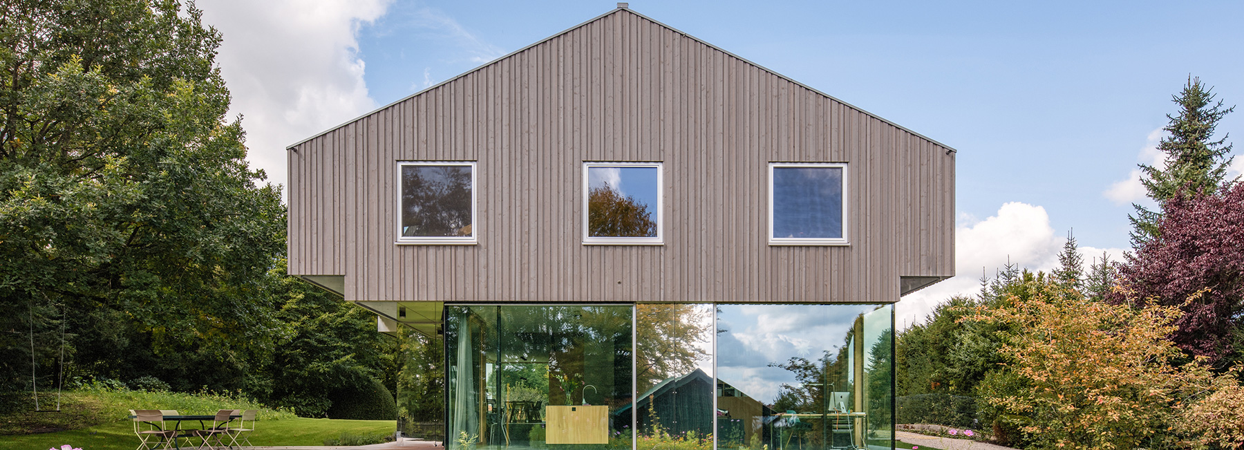 HHF architects' house H floats above the terrain using glass