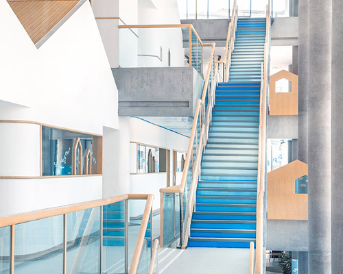 ArkA applies color and large open spaces for montessori kindergarten in beijing