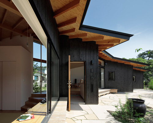 ikeda yukie ono toshiharu architects' japanese house is defined by L-shaped walls