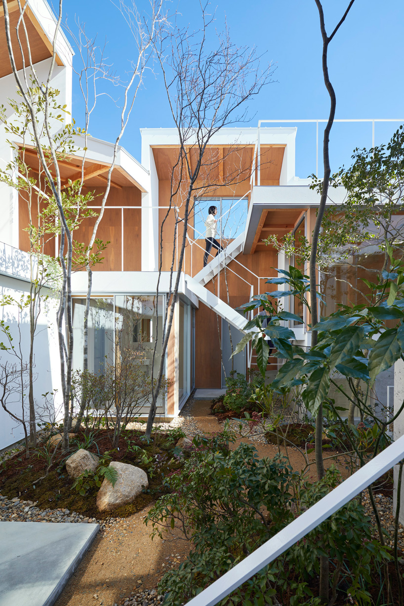 tomohiro hata blurs boundaries between interiors and courtyard of the loop terrace house