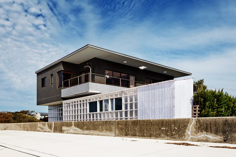  nanometer architecture wraps japanese seaside villa in corrugated polycarbonate panels