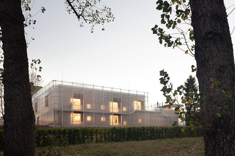 petr stolín builds transparent kindergarten of glass fiber in the czech republic - 7