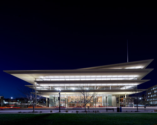 renzo piano completes 'transparent' office building in des moines with extra-long overhangs