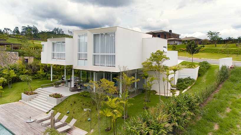 FGMF arquitetos cantilevers white volumes in sao paulo's neblina house designboom