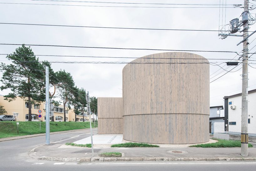  curved building by jun igarashi architects doubles as sake store and residence in japan