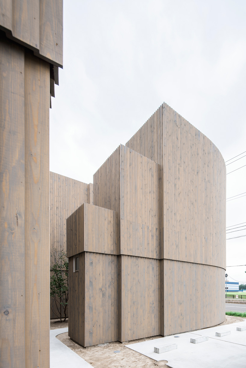  curved building by jun igarashi architects doubles as sake store and residence in japan