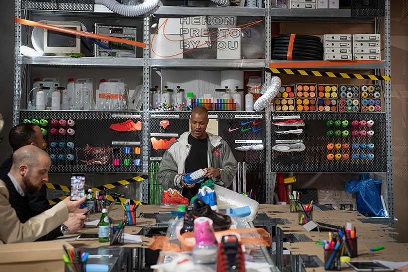 Marte Café complemento heron preston debuts NIKE air max 720/95 in milan with customizing workshop