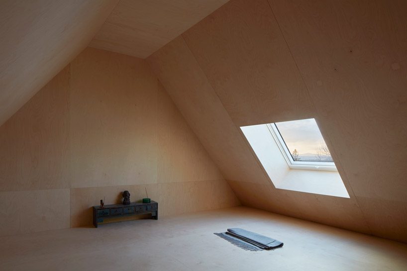 pelletier de fontenay forms three timber-clad volumes for 'hatley house' in canada designboom