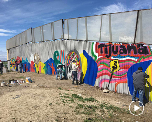 3,800 volunteers join artist enrique chiu to create giant mural on US-mexico border