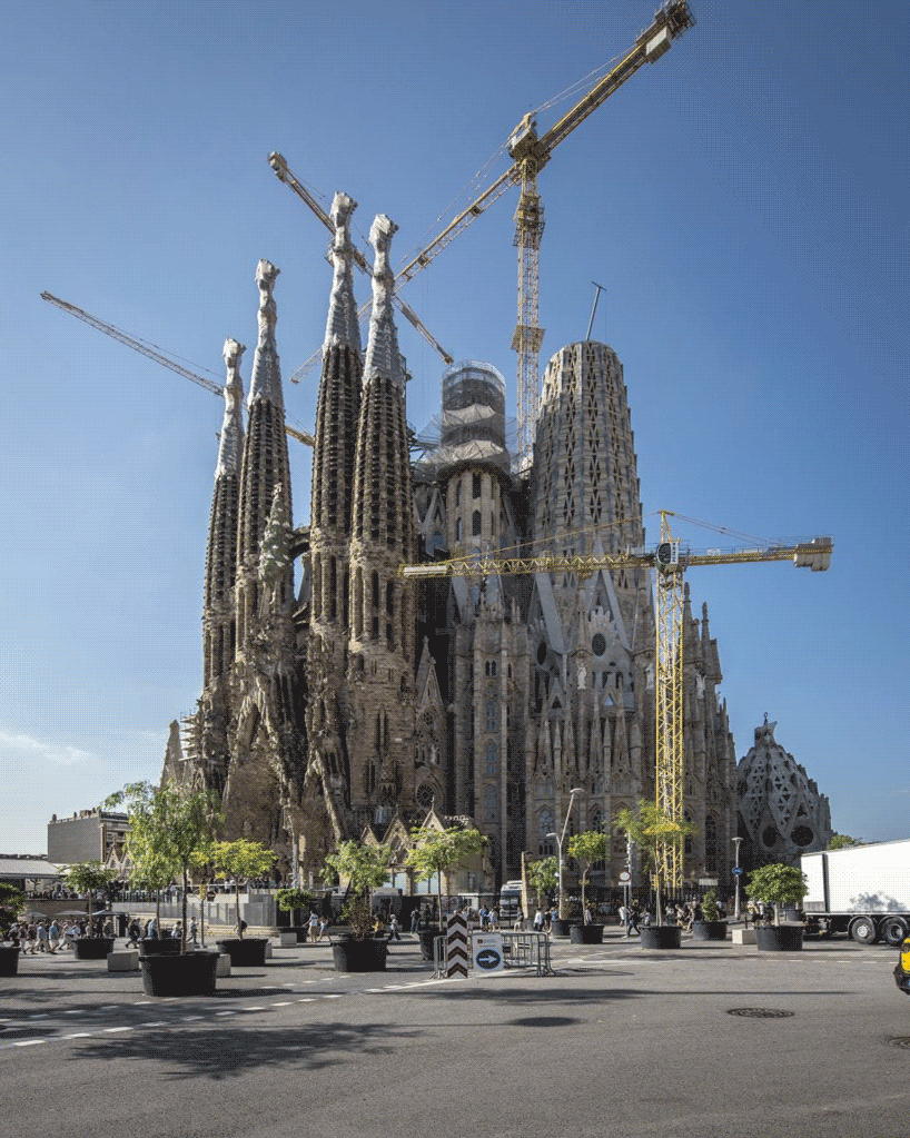 Gaudi S Unfinished Sagrada Familia Gets Building Permit After 137