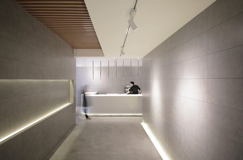 jun murata / JAM uses exposed concrete and brass accents for shanghai's cafe la loop 86 designboom