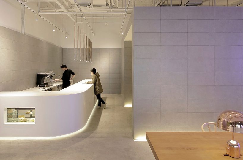 jun murata / JAM uses exposed concrete and brass accents for shanghai's cafe la loop 86 designboom