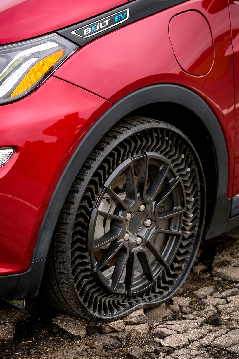 michelin reinvents the wheel with uptis, a puncture-proof airless tire designboom
