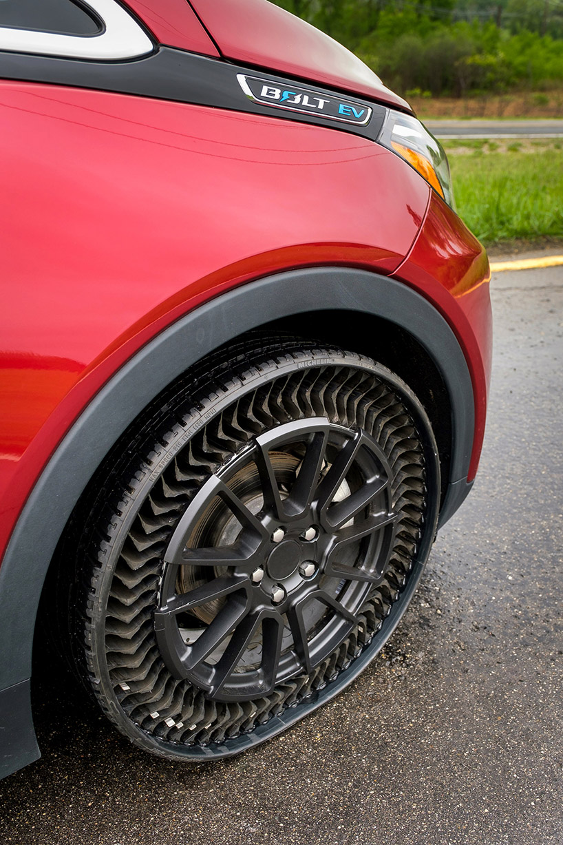 michelin reinvents the wheel with uptis, a puncture-proof airless tire designboom