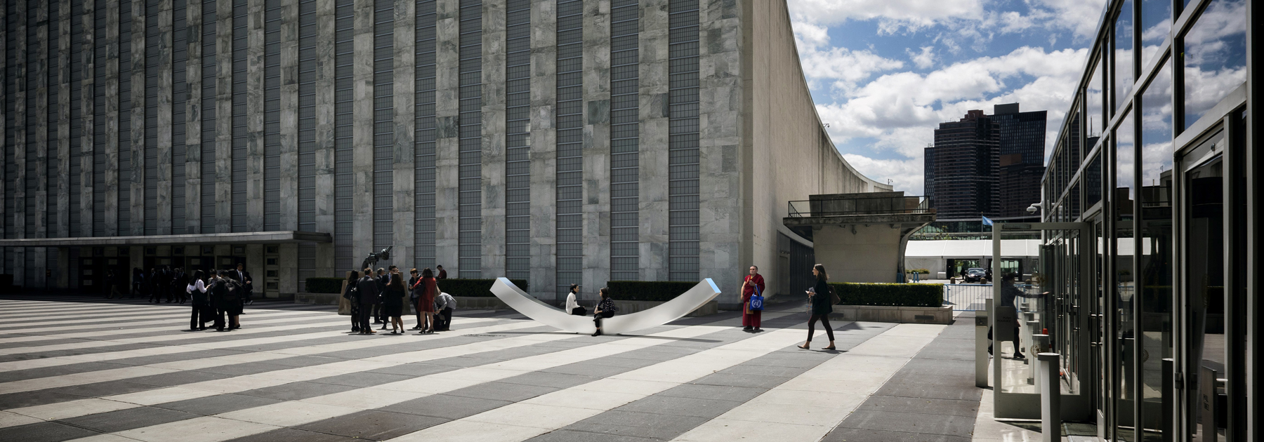 snøhetta designs 'peace bench' as a symbol of diplomacy and dialogue at UN headquarters