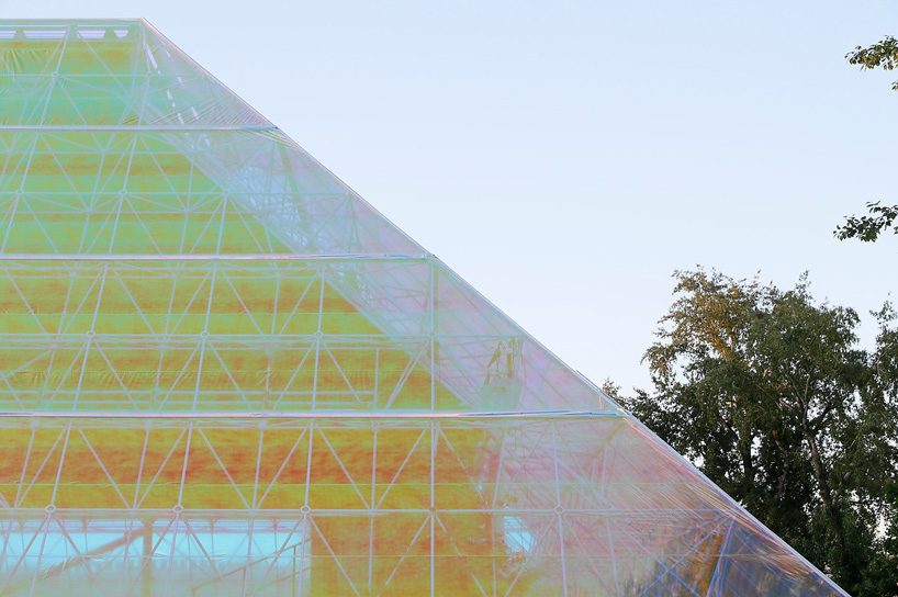 syndicate's reflective pyramid for garage museum's summer movie theater opens in moscow - 4
