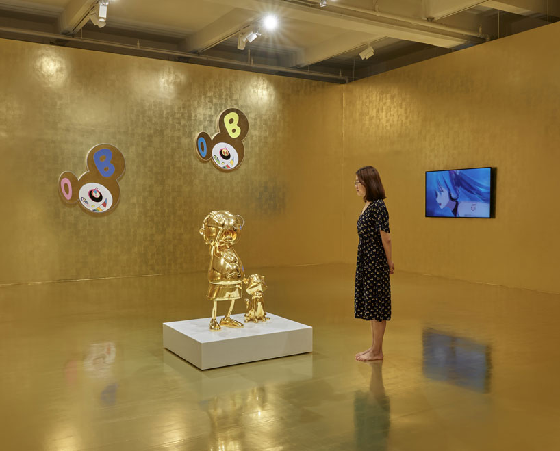 takashi murakami drenches exhibition space in gold for hong kong show