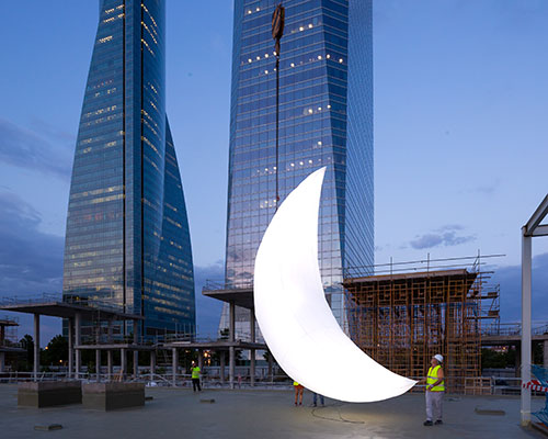 SpY illuminates the streets of madrid to celebrate moon landing anniversary