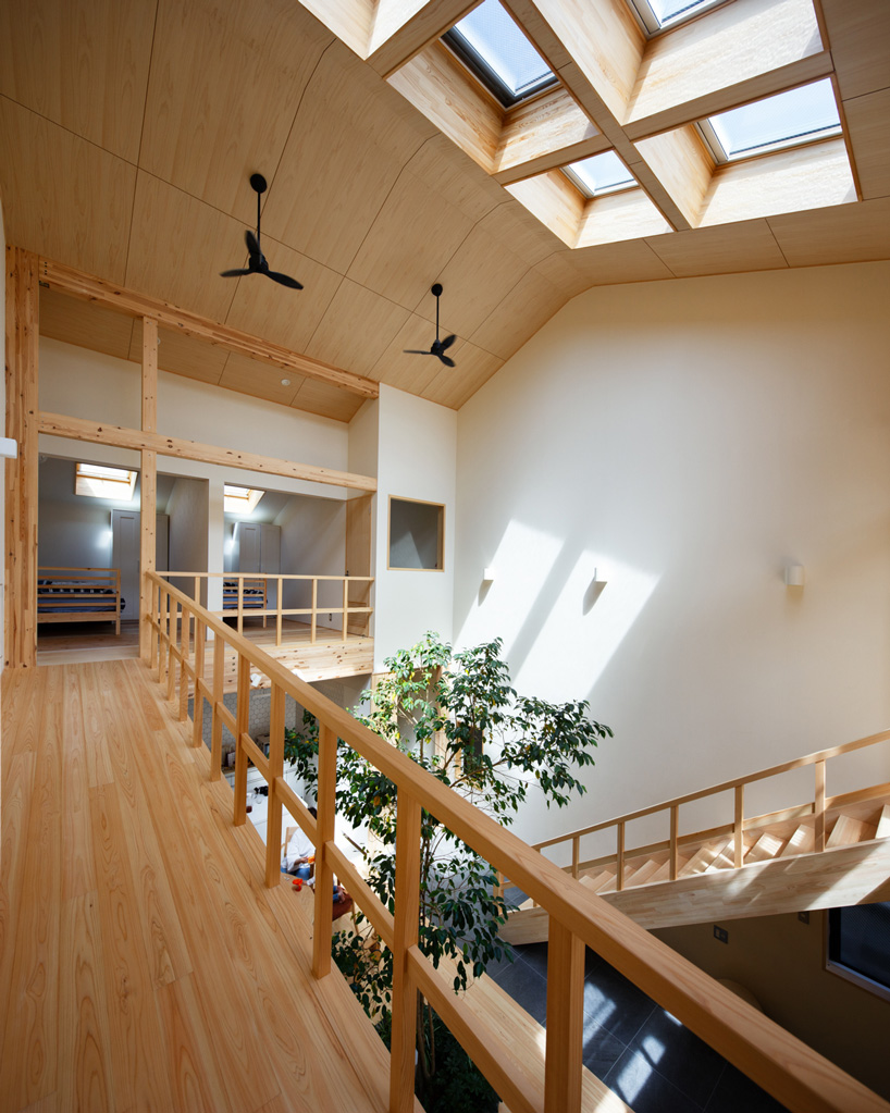  07BEACH builds family house in kyoto with an indoor tree growing at its center