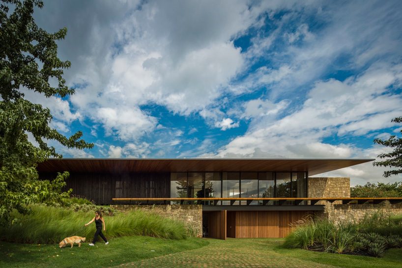  jacobsen arquitetura plans the FL house as slender transparent volume in brazil