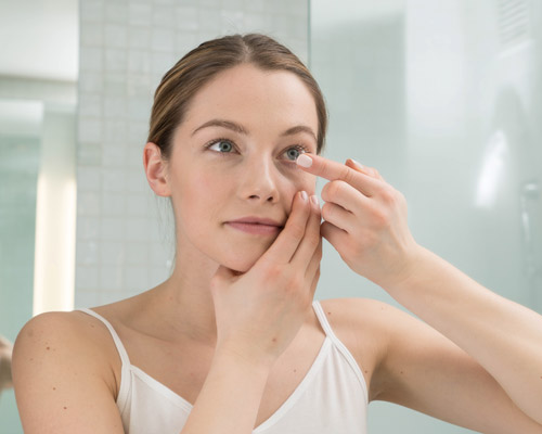 scientists develop robotic contact lenses that zoom in by blinking twice