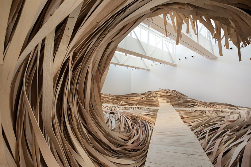 wade kavanaugh + stephen b. nguyen install immersive tidal wave of wood at CMCA designboom